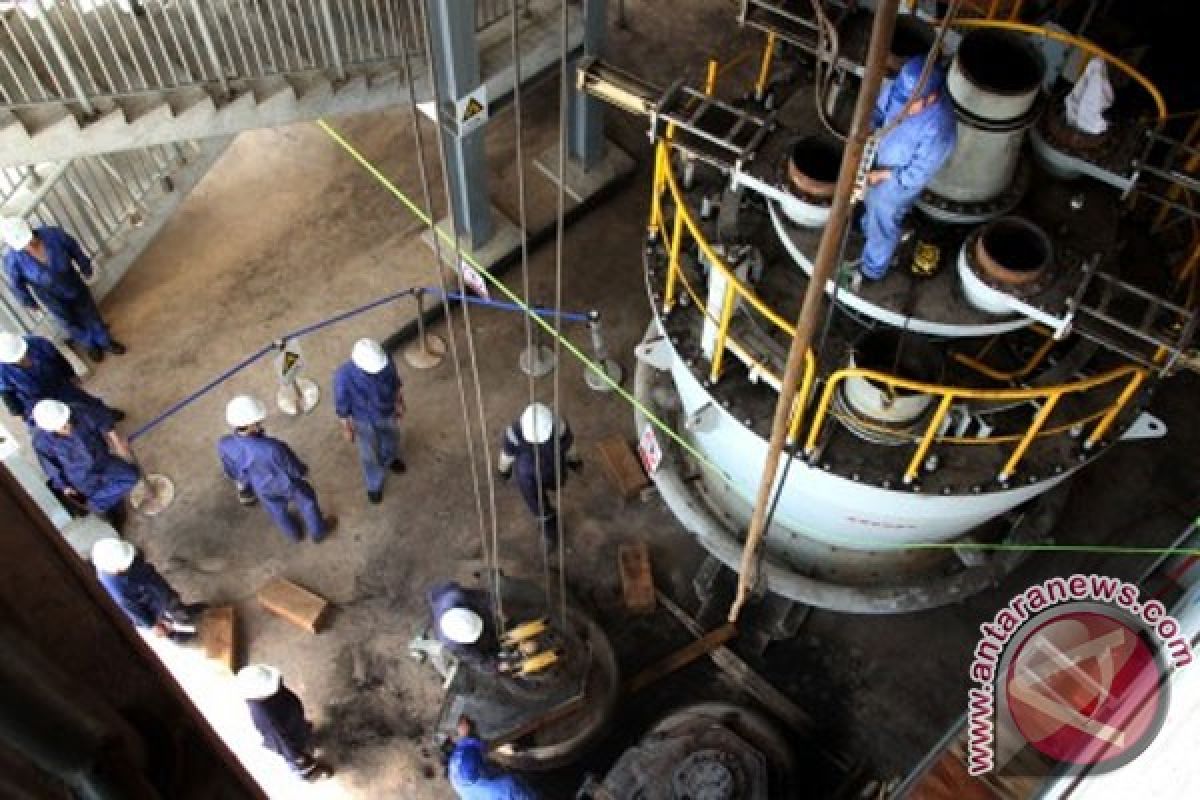 Technicians maintaining steam turbine at PLTU Tanjung Kasam, Batam