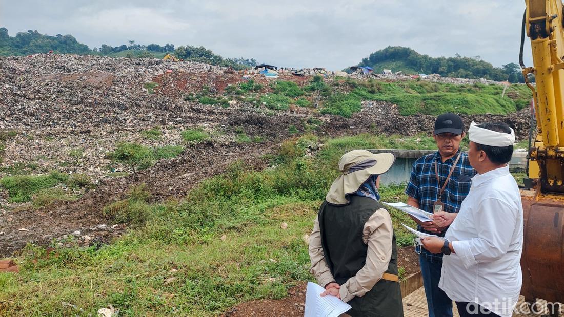 TPA Sarimukti landslide waste